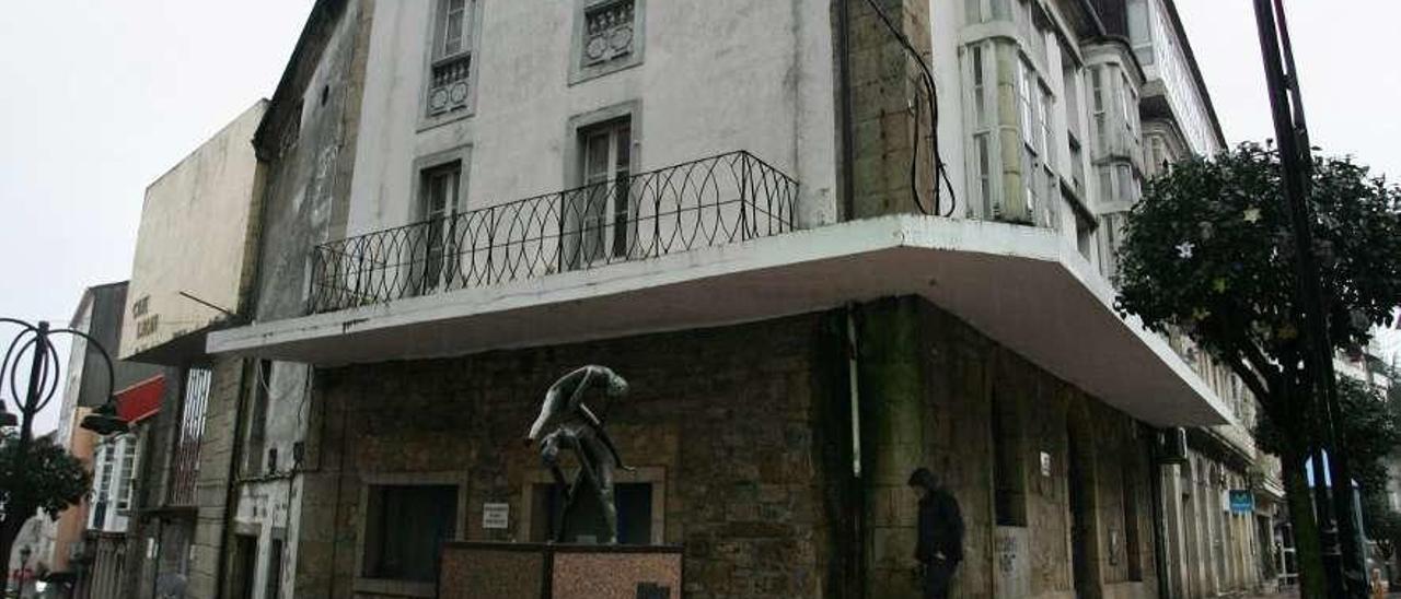 Vista de los edificios del Cine Balado y la antigua sucursal de Caixa Ourense. // Bernabé/Gutier