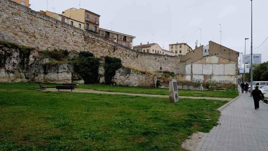 Tramo de muralla en la avenida de la Feria con edificios pendientes de expropiación.