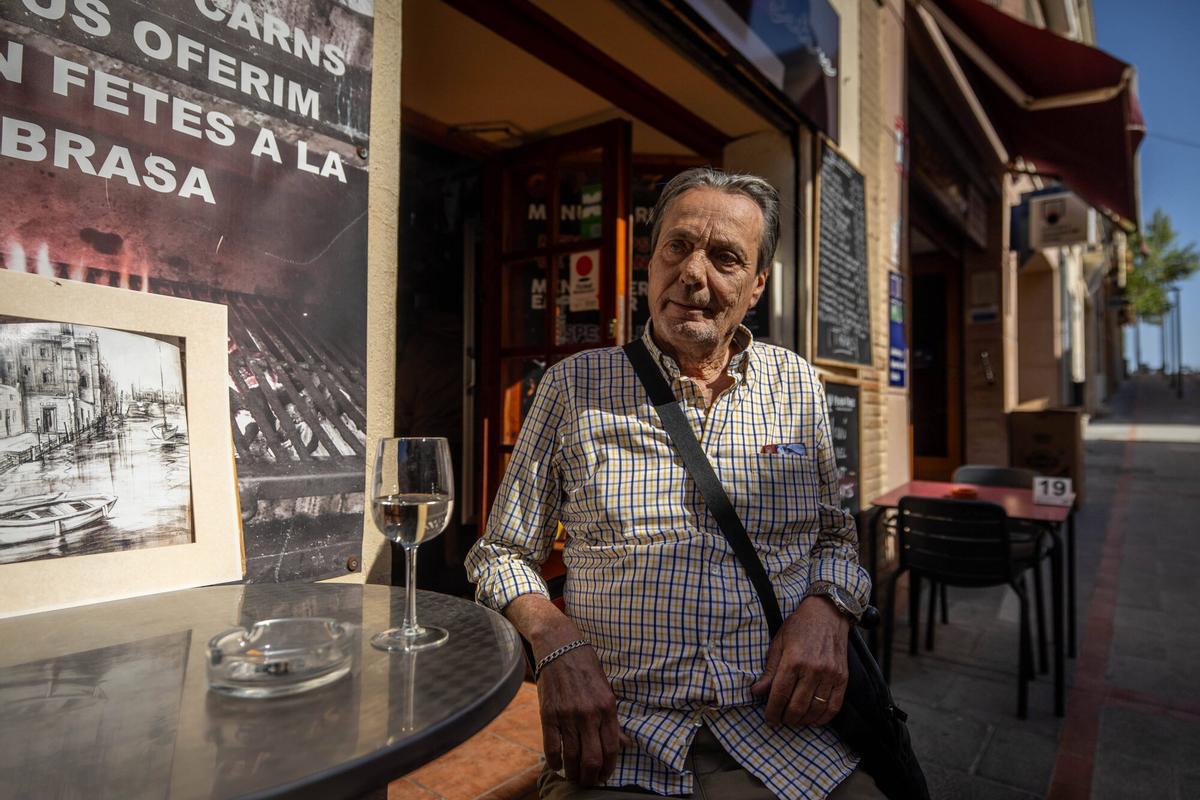 Josep, en el bar del pueblo de Rosalía, Sant Esteve Sesrovires