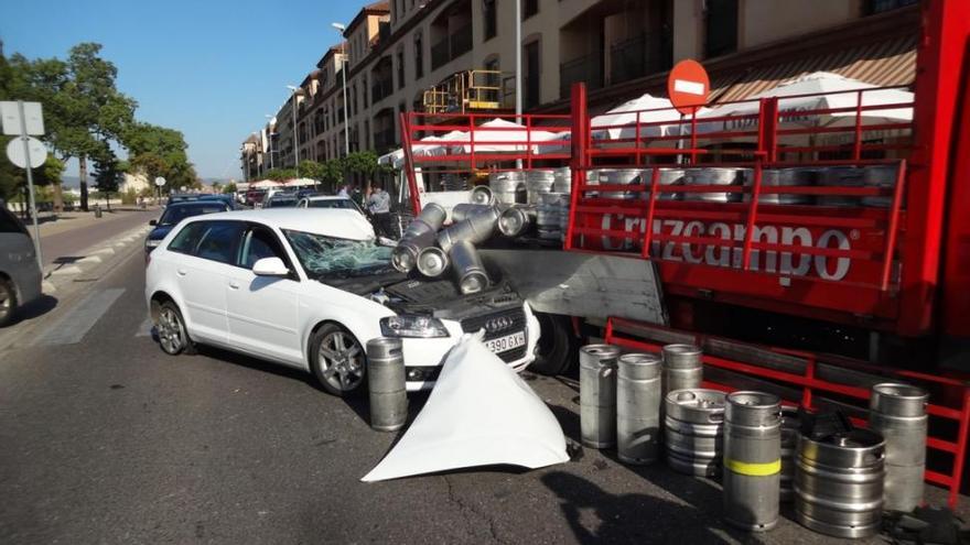 Un coche se empotra contra un camión de cervezas en la avenida Fray Albino