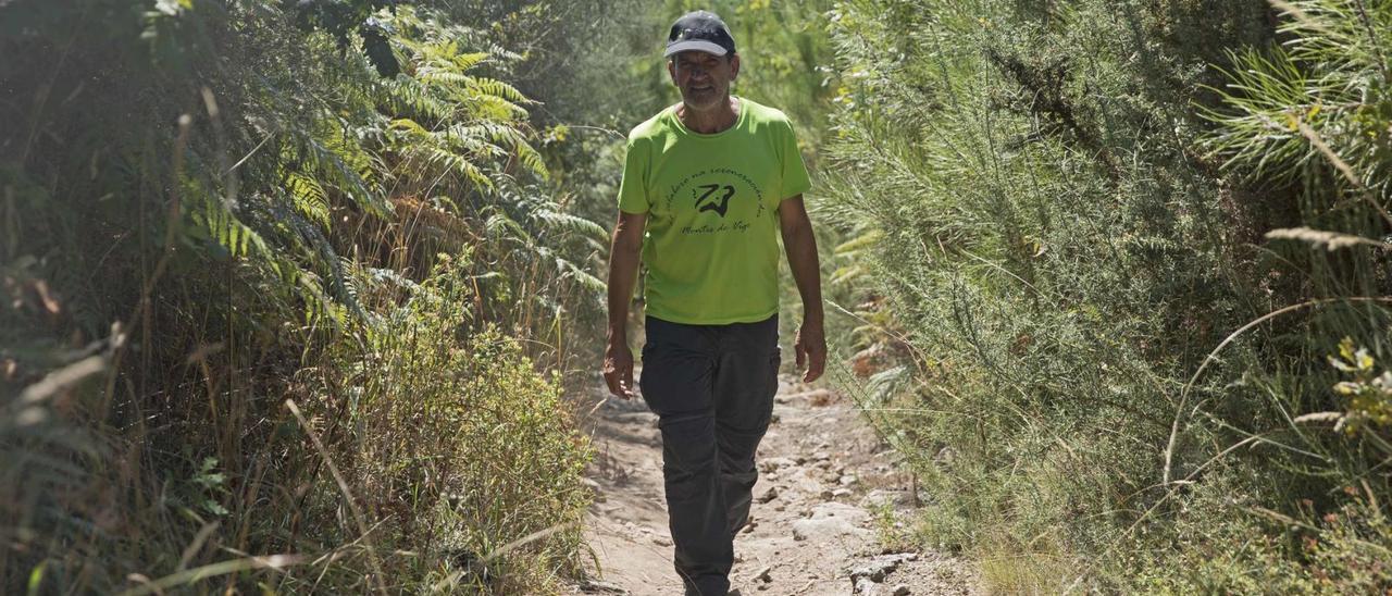 El presidente de los comuneros vigueses, Uxío González, durante un paseo de vigilancia por los montes de Saiáns.