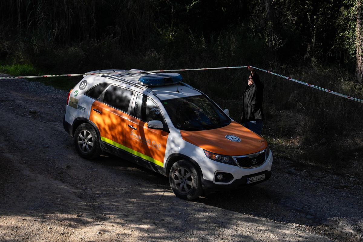 Efectivos de la UME y agentes rurales se reúnen en la zona declarada en cuarentena por la Peste Porcina Africana en Torreferrussa, antes de iniciar las tareas previstas.