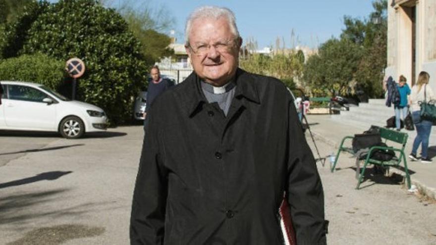 El obispo de Mallorca dice que el Vaticano le pidió ocultar su relación