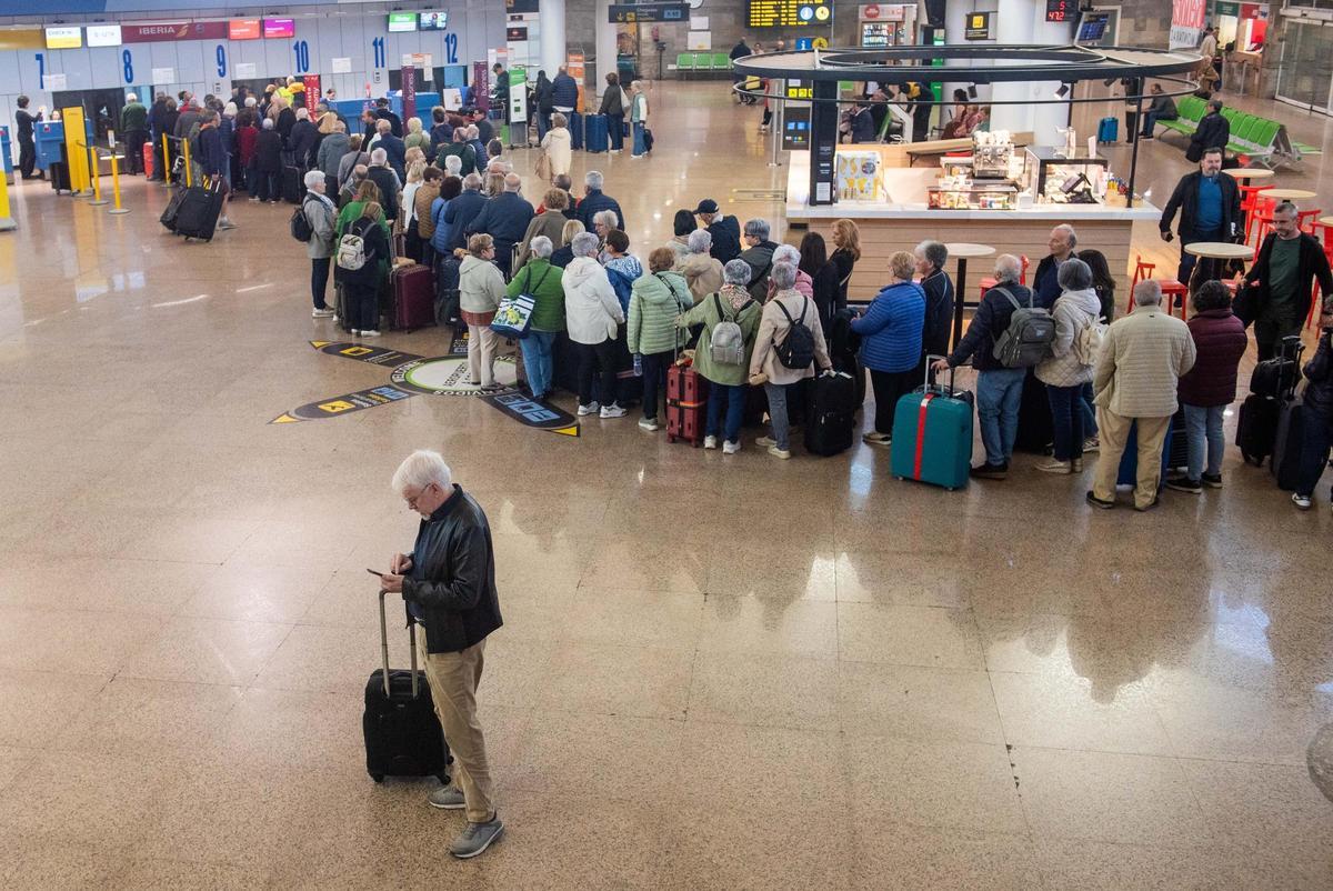 Un grupo de viajeros en la terminal del aeropuerto de Alvedro, este mes.