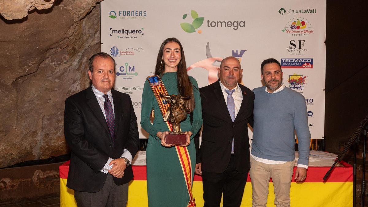Pablo del Río de la ganadería Victoriano del Río, acompañó a la Sagrada Familia en la recogida de premios.