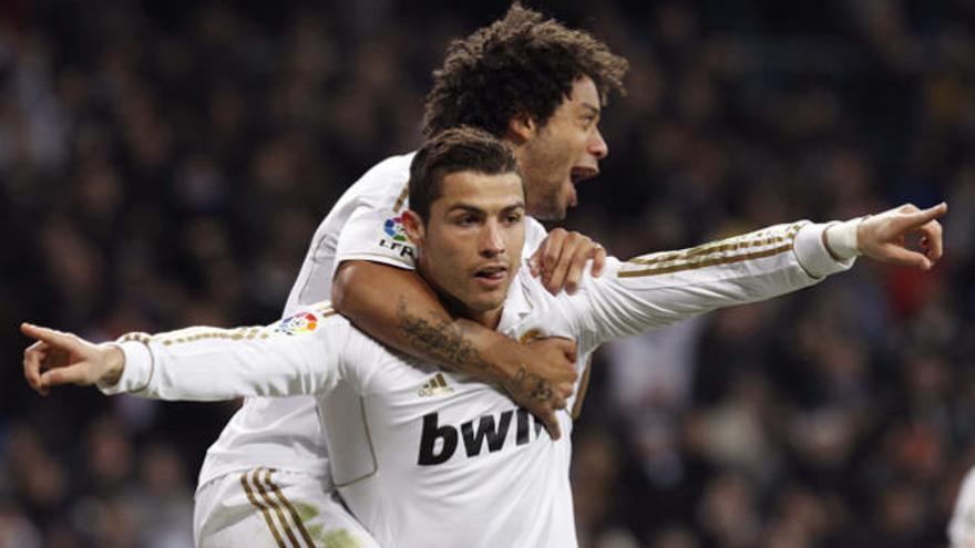 Ronaldo celebra un gol con Marcelo.
