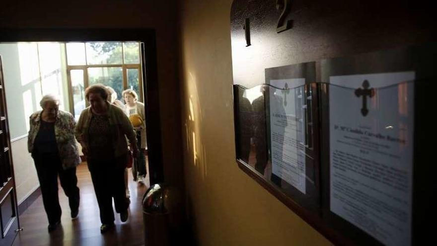 Un grupo de mujeres llega al tanatorio para dar el pésame a la familia de Cándida Carvalho.