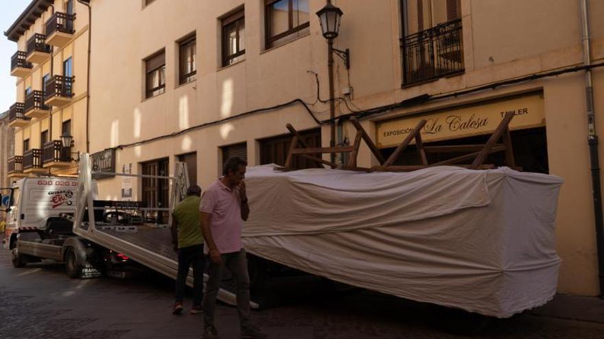 La antigua mesa del Vía Crucis, de Hipólito Pérez Calvo, viaja hasta El Perdigón