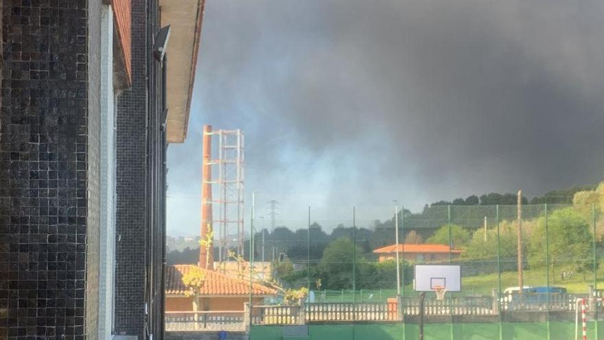 Alarma por un incendio en Viesques que ha levantado una gran columna de humo