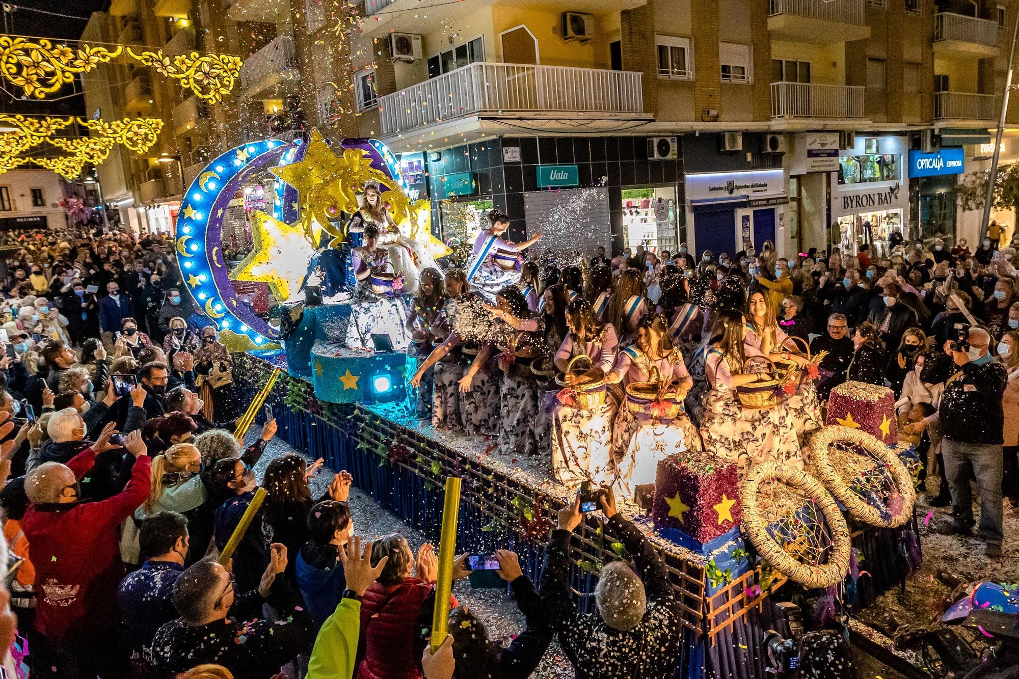 El desfile de carrozas y  el castillo de fuegos artificiales cierran las Fiestas de Benidorm