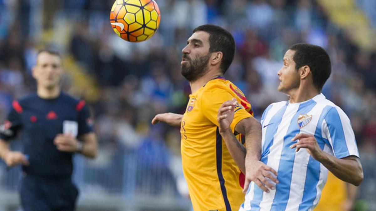 Arda Turan, en una acción del partido de este sábado en La Rosaleda entre el Málaga CF y el FC Barcelona