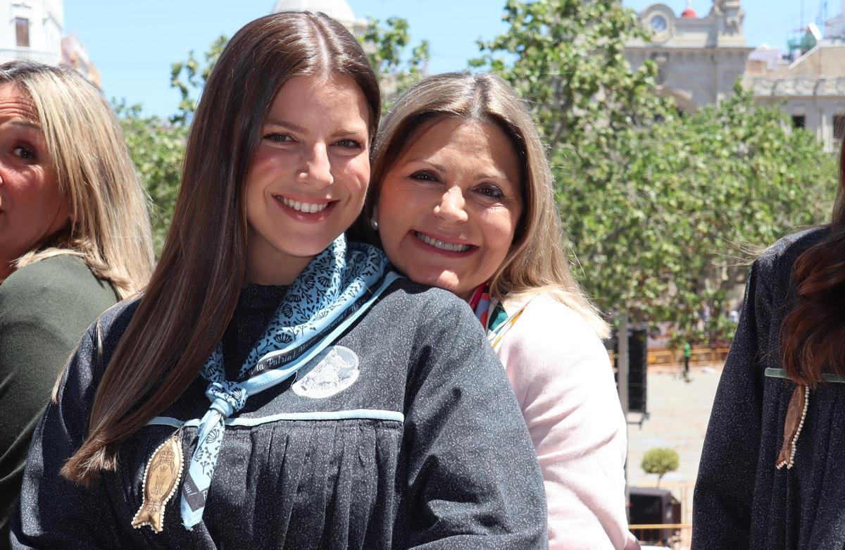Carme y Carmen, en la "mascletà" del Día de la Madre
