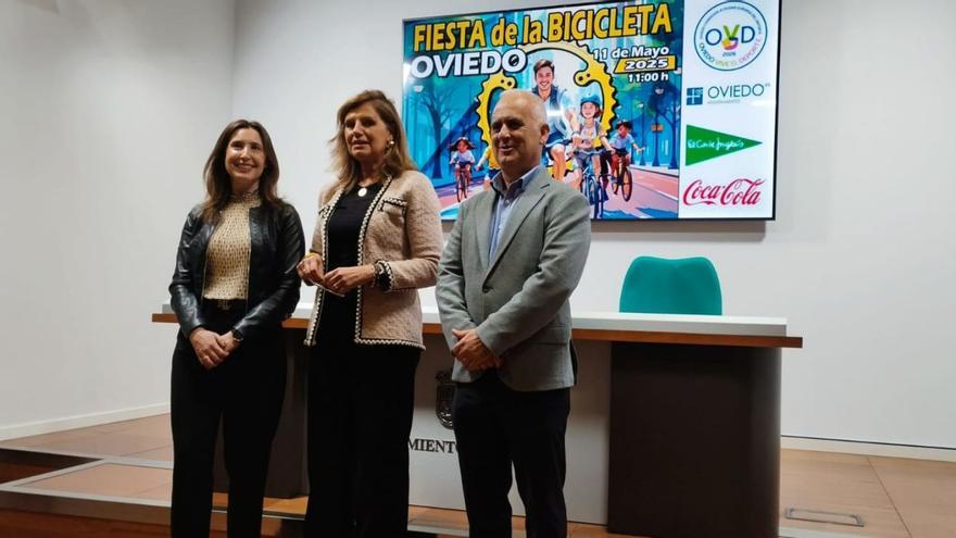 Por la izquierda, Sandra Miranda, Conchita Méndez y Ramón Méndez, ayer, durante la presentación.