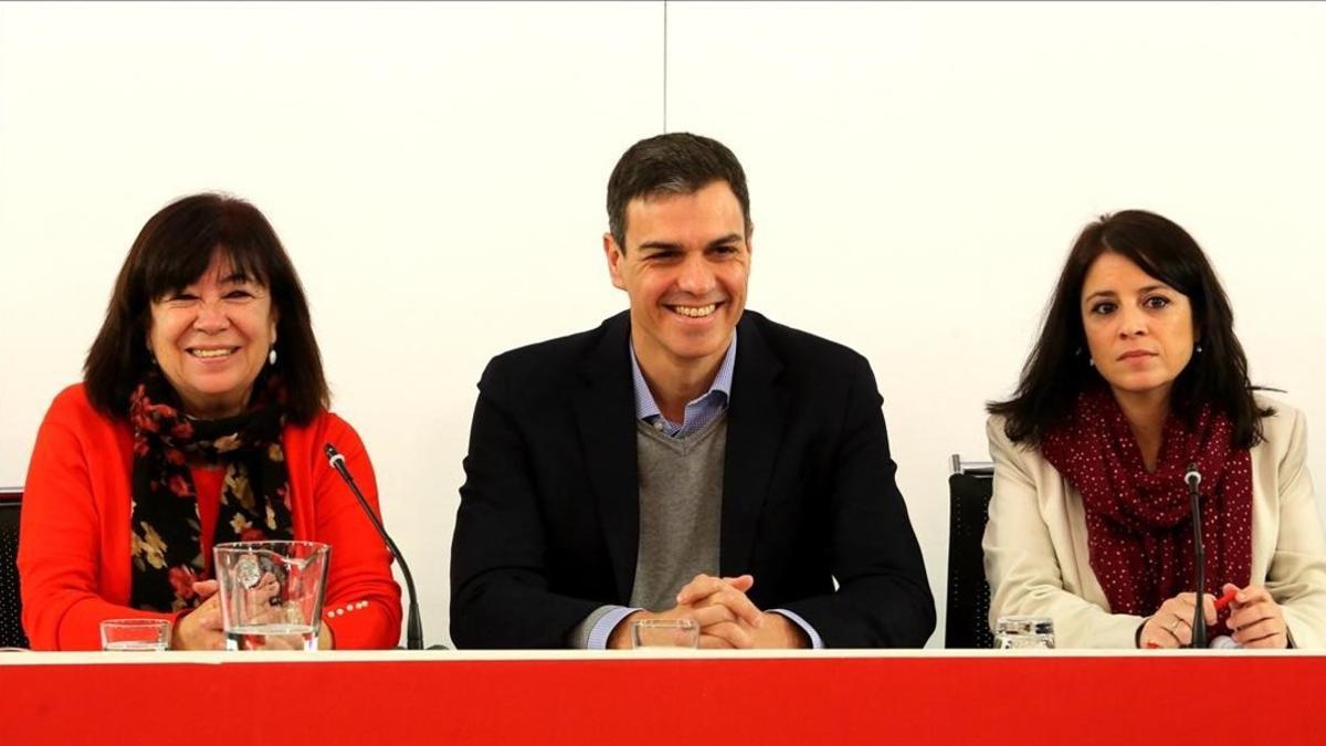 Cristina Narbona, Pedro Sánchez y Adriana Lastra, el pasado 12 de febrero en la sede del PSOE.