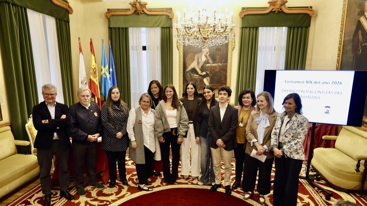 Luis Buznego, Mario Manfredini, Sonia Vaz, Raquel Casado, Luisa Serrano, Sara González, Victoria Campos, Sophie Llaneza, Adrián Díaz, Esther Morandeira, María Menéndez y Montserrat López Moro, este viernes, en el Ayuntamiento de Gijón.