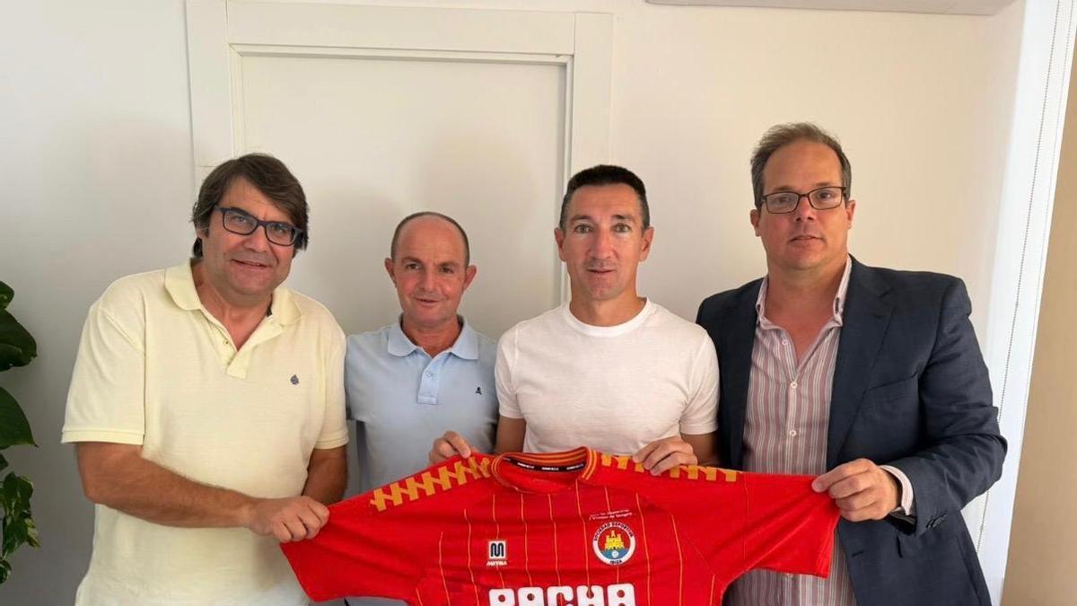 El segundo entrenador de la SD Ibiza, Juan López (polo azul) renueva con el conjunto rojillo.