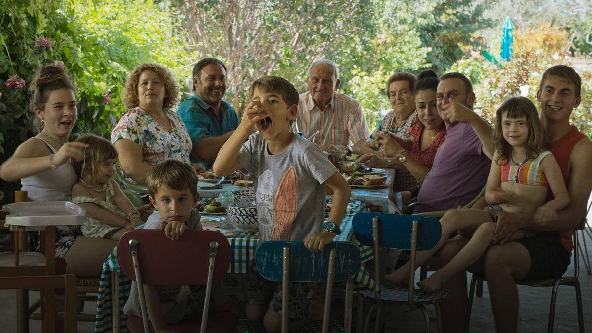 La familia Solé, reunida a la mesa en una escena de 'Alcarràs'.