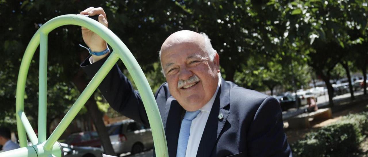 Jesús Aguirre, número 1 del PP por Córdoba, en un parque cardiosaludable de la capital.