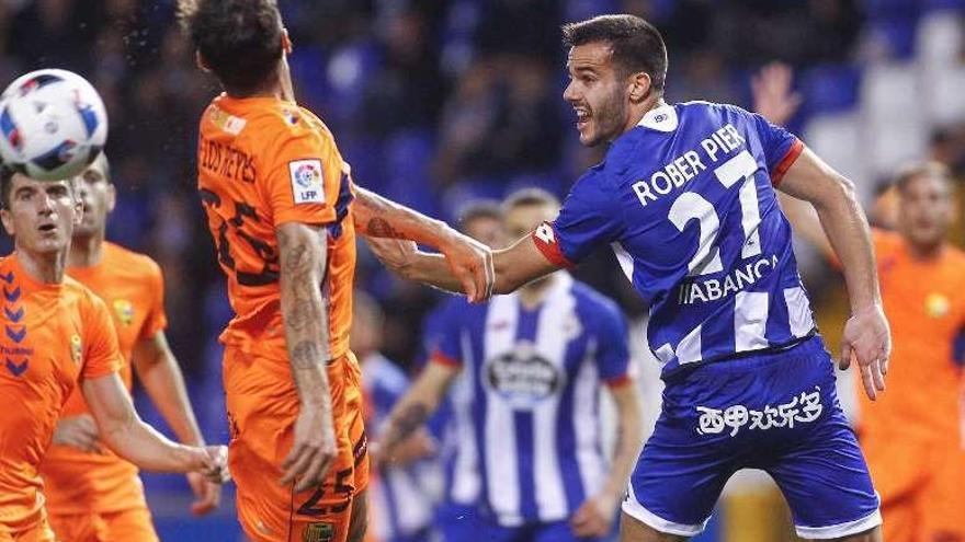 Róber despeja un balón en una jugada de ataque del Llagostera.