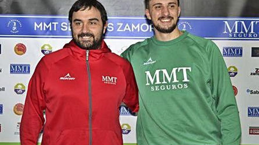 Leo Álvarez y Henrique Petter posan para las cámaras antes de la rueda de prensa.