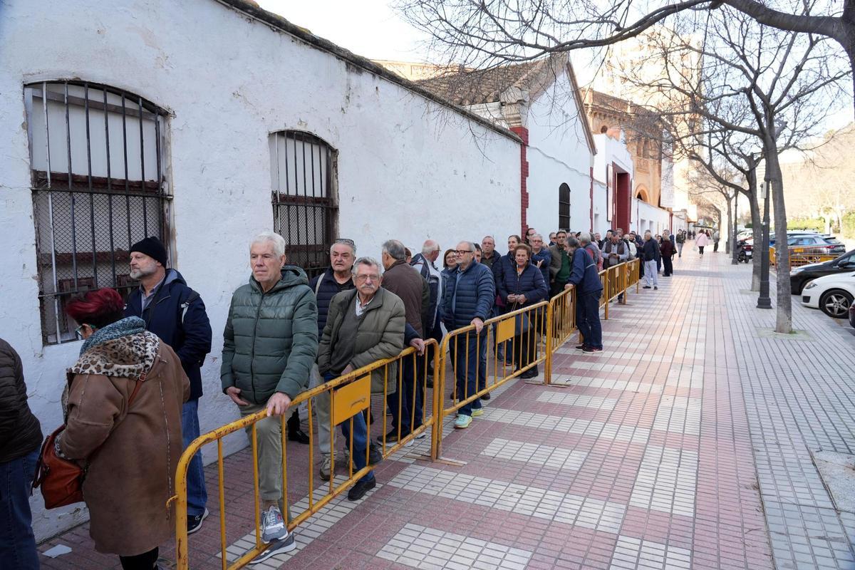 Colas desde primera hora en la plaza de toros de Castelló para comprar las entradas de la Magdalena 2026