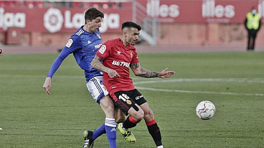 Antonio Sánchez ante el Oviedo. | MANU MIELNIEZUK