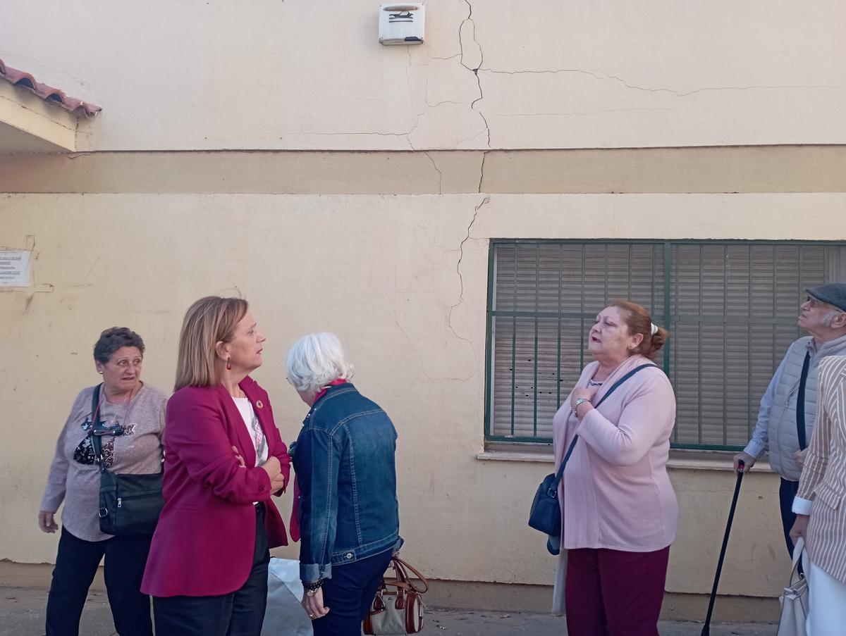 María Victoria Martín habla con Begoña Medina y detrás, una grieta en el centro clausurado.