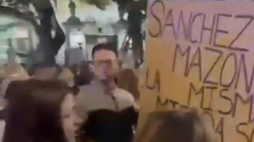 Radicales amenazaron a ciudadanos que pedían también la dimisión de Pedro Sánchez en Valencia