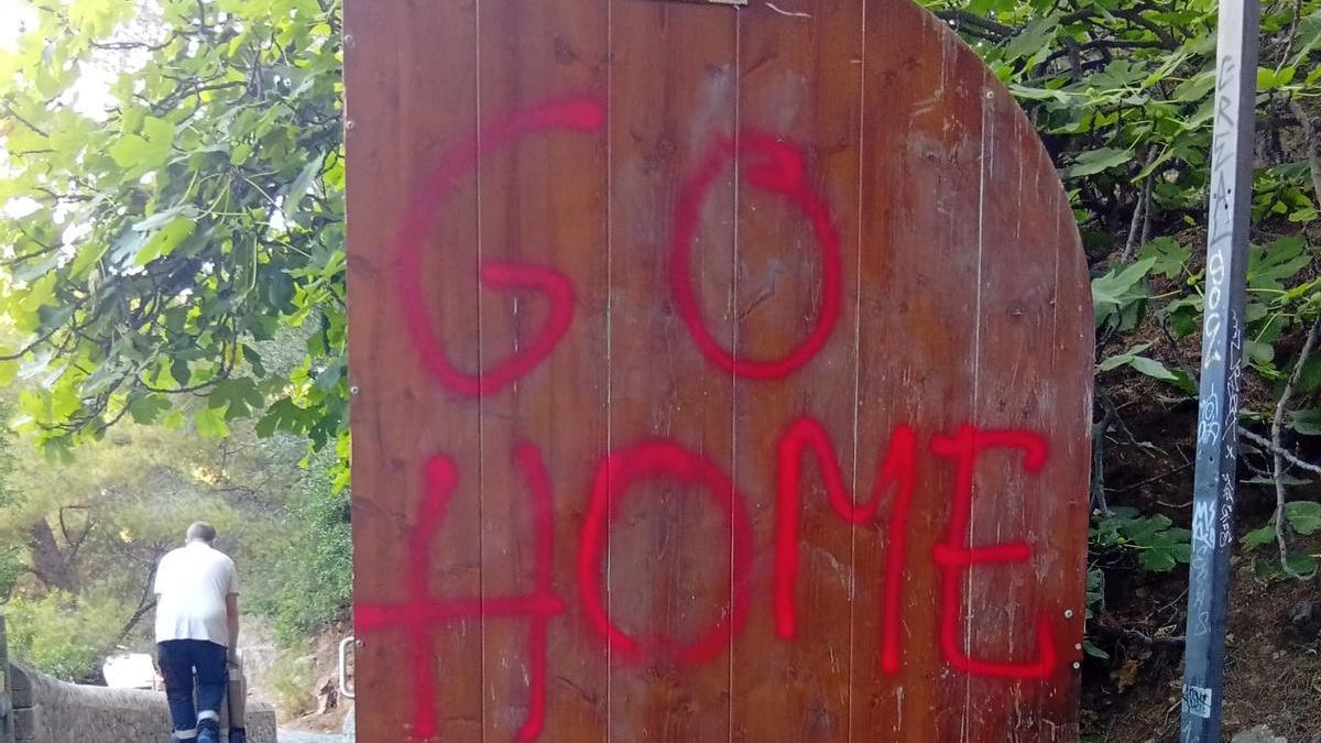 Aparecen pintadas contra el turismo masivo en Deià y Sóller