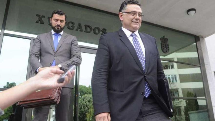 El abogado de Flores, Esteban Rico, y el concejal (derecha), en los juzgados de Lugo en pasado julio.