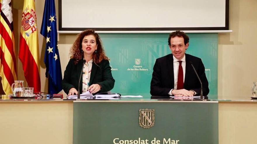 Pilar Costa y el conseller Marc Pons ayer tras el Consell de Govern .