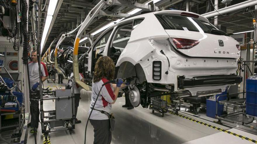 La producción industrial baja el 2,5% en España y el 1% en la eurozona