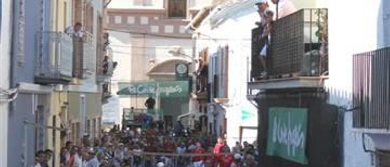 Partida de pilota en plena calle.