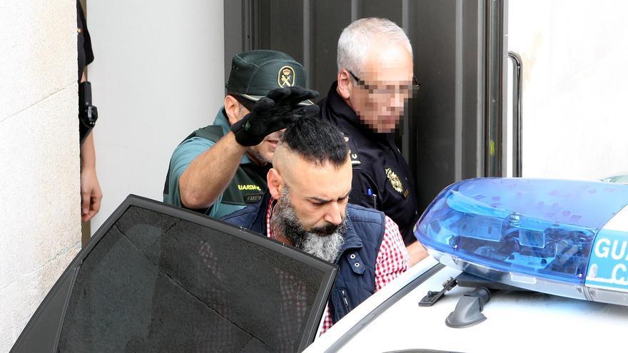 David Oubel Renedo, saliendo de la Audiencia Provincial de Pontevedra, donde fue juzgado por asesinar a sus dos hijas con una radial en 2015.