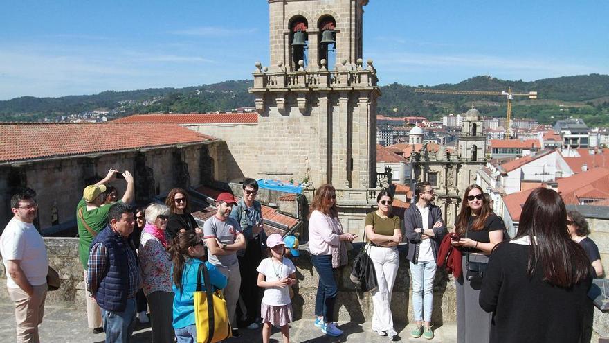 Un plan VIP para tocar el cielo : observar el eclipse solar desde los tejados de la Catedral de Ourense