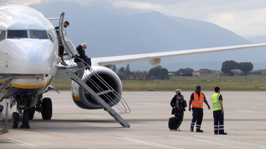 Diversos passatgers de Ryanair baixant de l'avió.