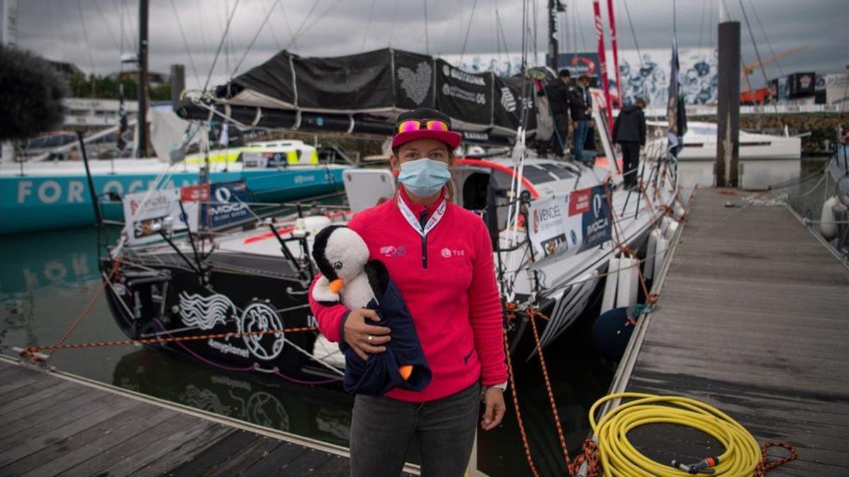Alexia Barrier posa frente a su embarcación antes de iniciar la aventura marítima