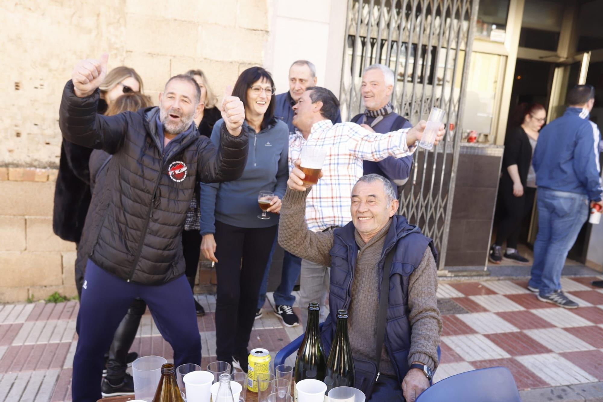 Festejando el tercer premio en las puertas de un bar de Tavernes de la Valldigna