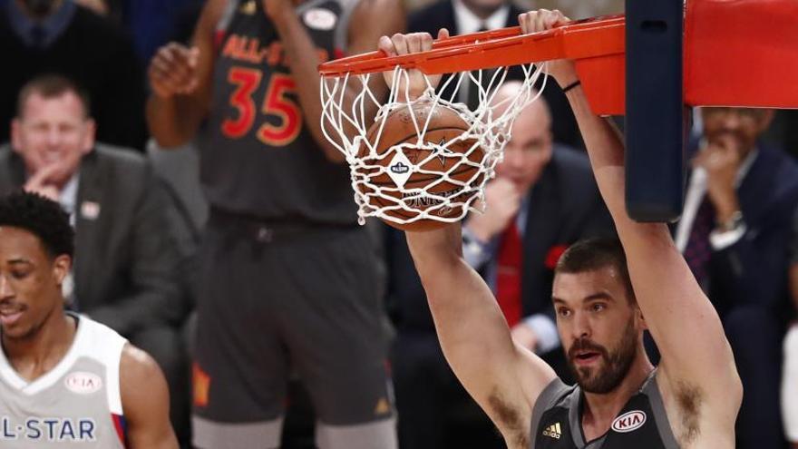 Marc Gasol fent una de les cistelles del partit