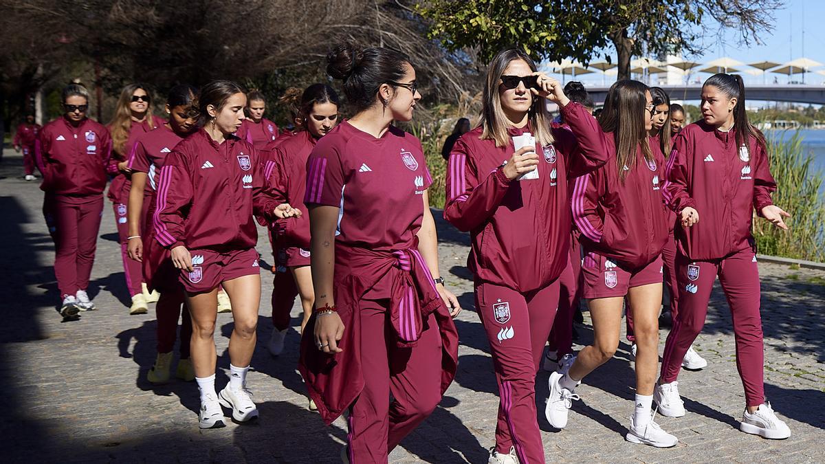 La selección española de fútbol pasea esta mañana por Sevilla, donde esta noche se mide a Francia