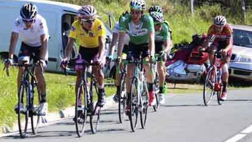 Jaime Rosón, junto al líder, en pleno ascenso al Alto de Jaizkibel.