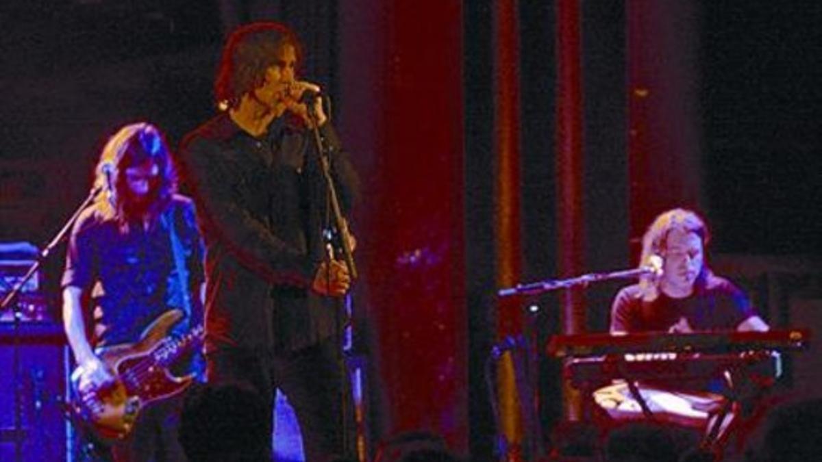 Mark Lanegan (en el centro), durante el concierto en la sala Apolo.