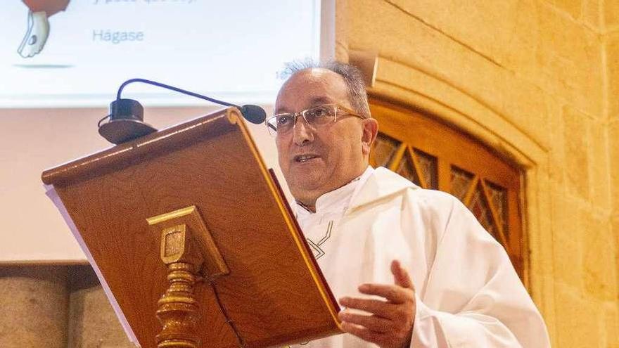 Francisco Pernas, oficiando una misa en Santiago de As Caldas, donde es copárroco // Calos Peteiro