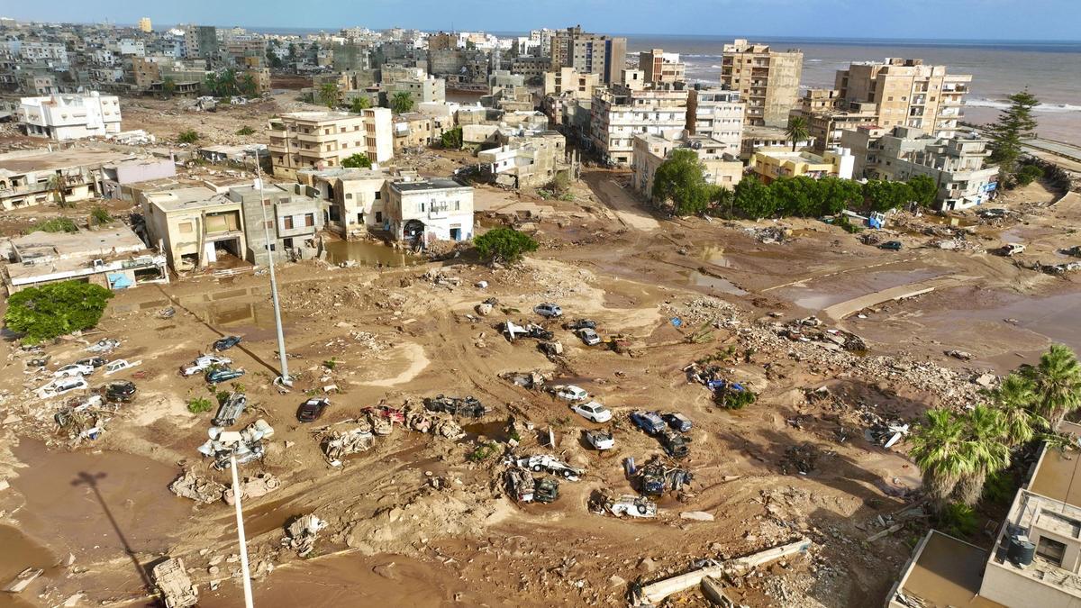 Una vista aérea de la ciudad de Derna, en Libia. La tormenta Daniel ha dejado una devastación sin precedentes en la ciudad de Derna, en el este de Libia, con más de 2.400 personas fallecidas y al menos 7.000 desaparecidas solo en Derna, aunque la cifra en todo el país puede alcanzar los 10.000 desaparecidos.