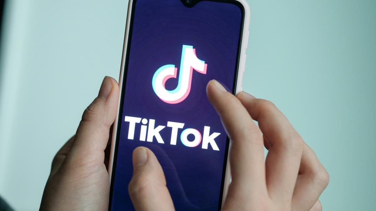 El logo de la aplicación TikTok en un teléfono móvil.