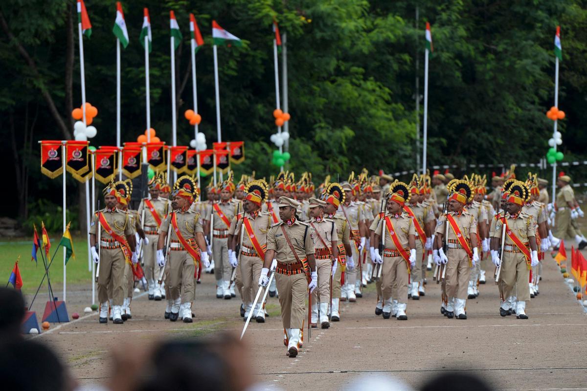 El personal de la Fuerza de Protección Ferroviaria de la India (RPF), durante la ceremonia.