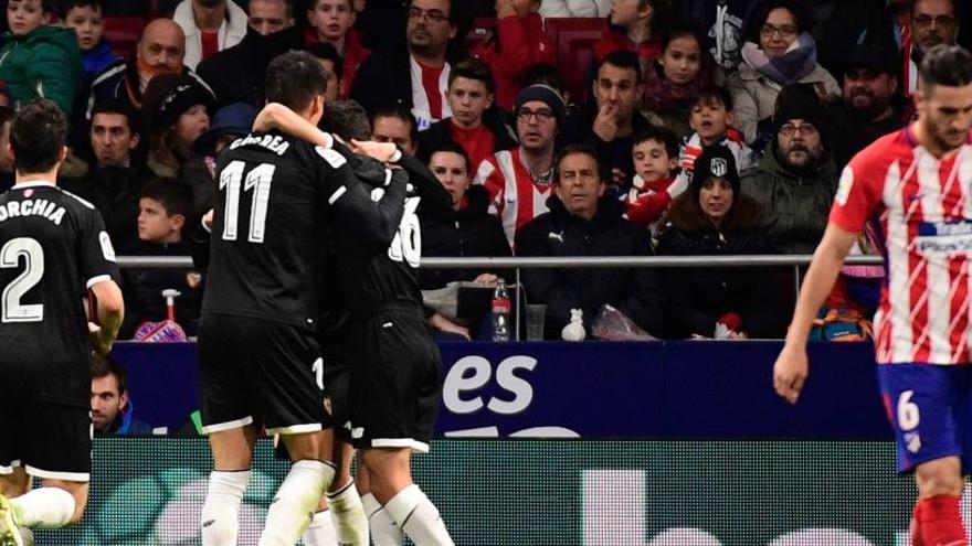 Los jugadores del Sevilla celebran su segundo gol