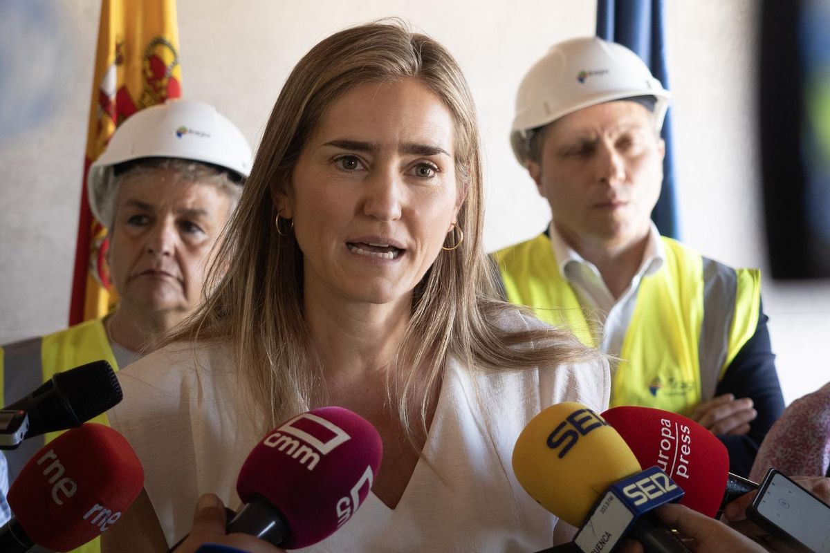 La ministra para la Transición Ecológica , Sara Aagesen, atiende a los medios en el marco de su visita a la nueva base de las Brigadas de Refuerzo en Incendios Forestales, en Cuenca.