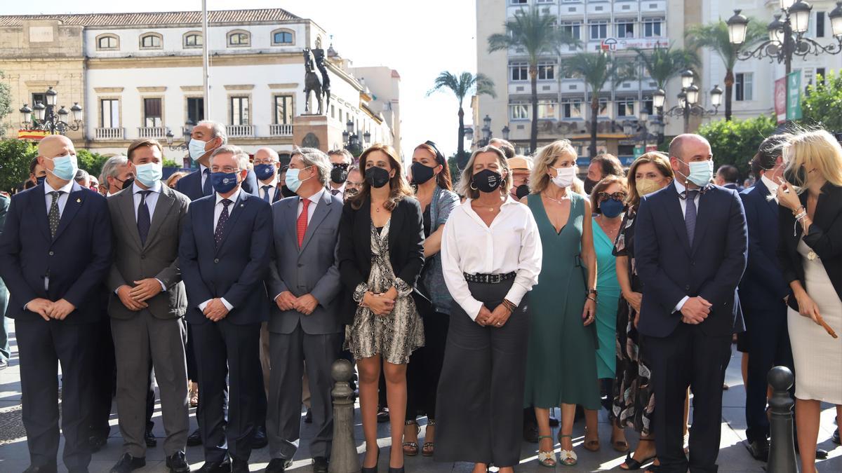 Izado de bandera en Las Tendillas en honor a la patrona de la Guardia Civil