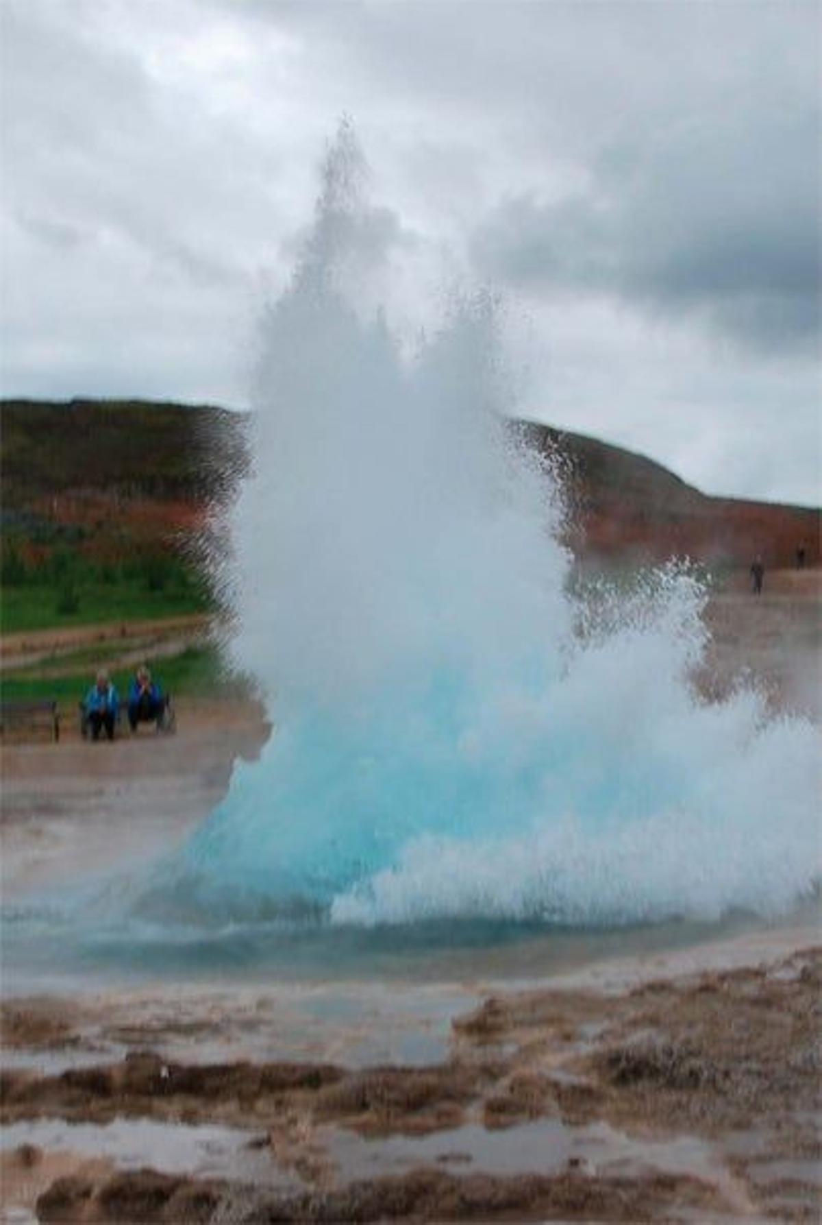 El géiser expulsa cada cinco minutos un enorme chorro de agua caliente. Una atracción gratuita que